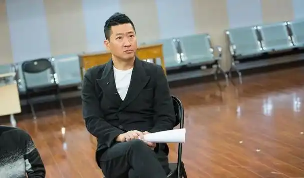 回顾周杰靠种米身价过亿出门必戴帽子口罩隐忍多年才大彻大悟