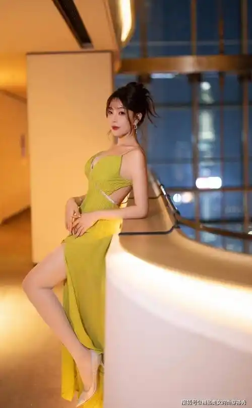 杏黄色吊带裙,品味超凡脱俗!引无数女士为之痴迷～_裙子_女性_的设计
