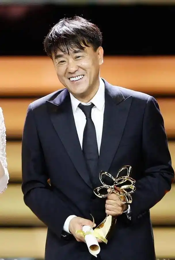 演员何冰为何结婚几十年0绯闻?看看妻子是谁就知道了