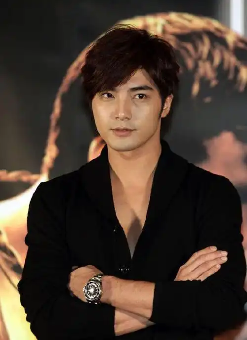 贺军翔与长发辣妹户外拥抱,更疑似接吻,网友质疑会不会是其老婆