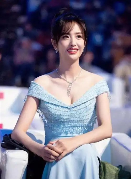 迪丽热巴和佟丽娅来自同一个地方,有很多相似之处.