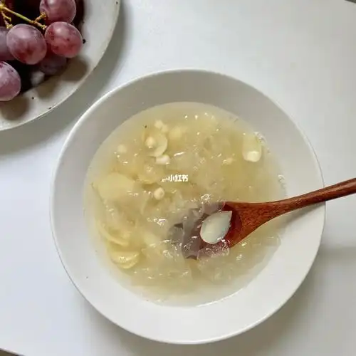 银耳百合鸡头米甜汤