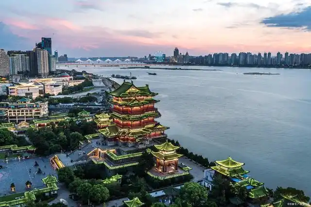 1,南昌——滕王阁,八一广场"八一南昌起义纪念碑",南昌万达青花瓷建筑