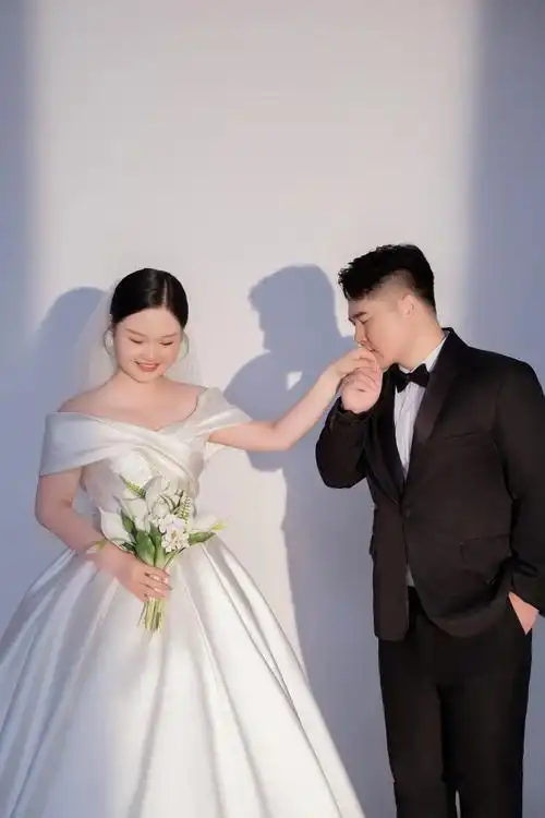 焒 既许一人偏爱,愿尽余生之慷慨7815#晒一晒我的婚纱照 # - 抖