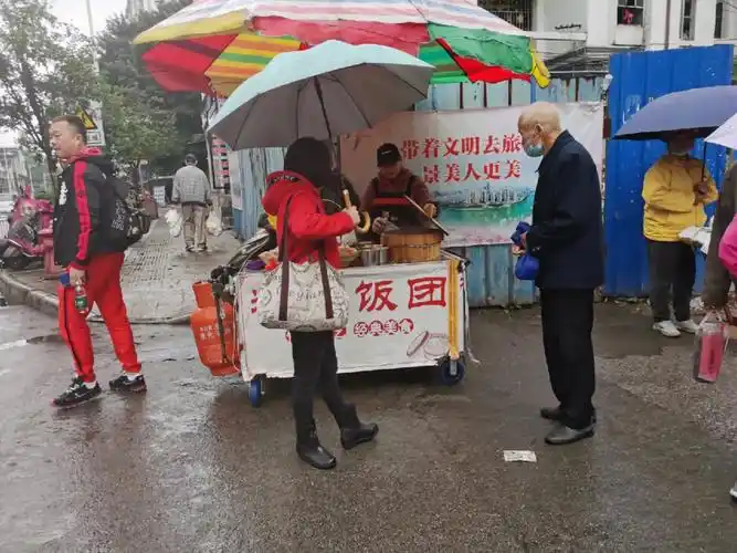 谷埠街路口推车车的糯米饭