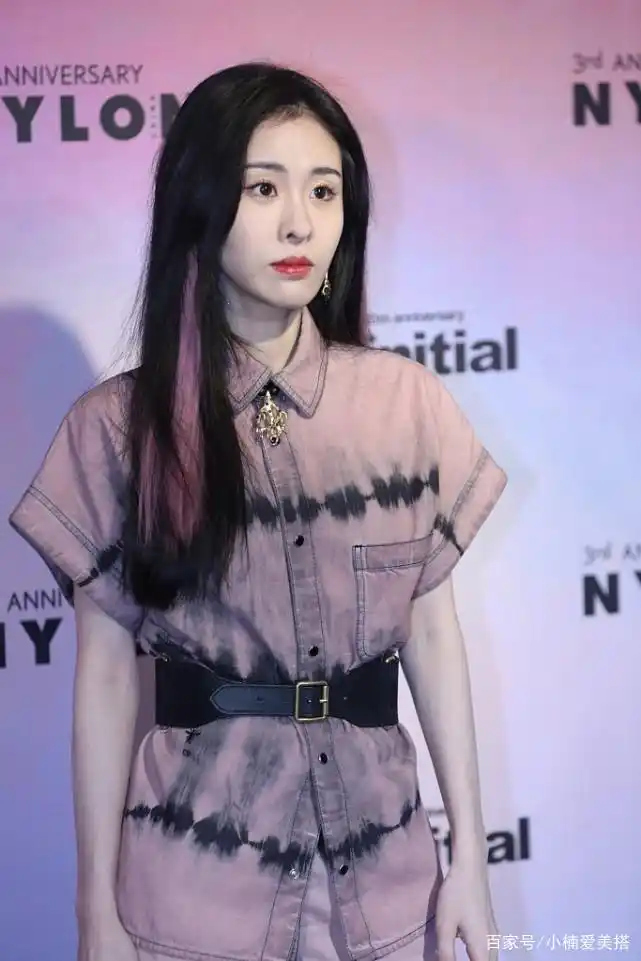 张碧晨也太瘦了点,穿着收腰的牛仔衣勒出"沙漏"身材,但不难受