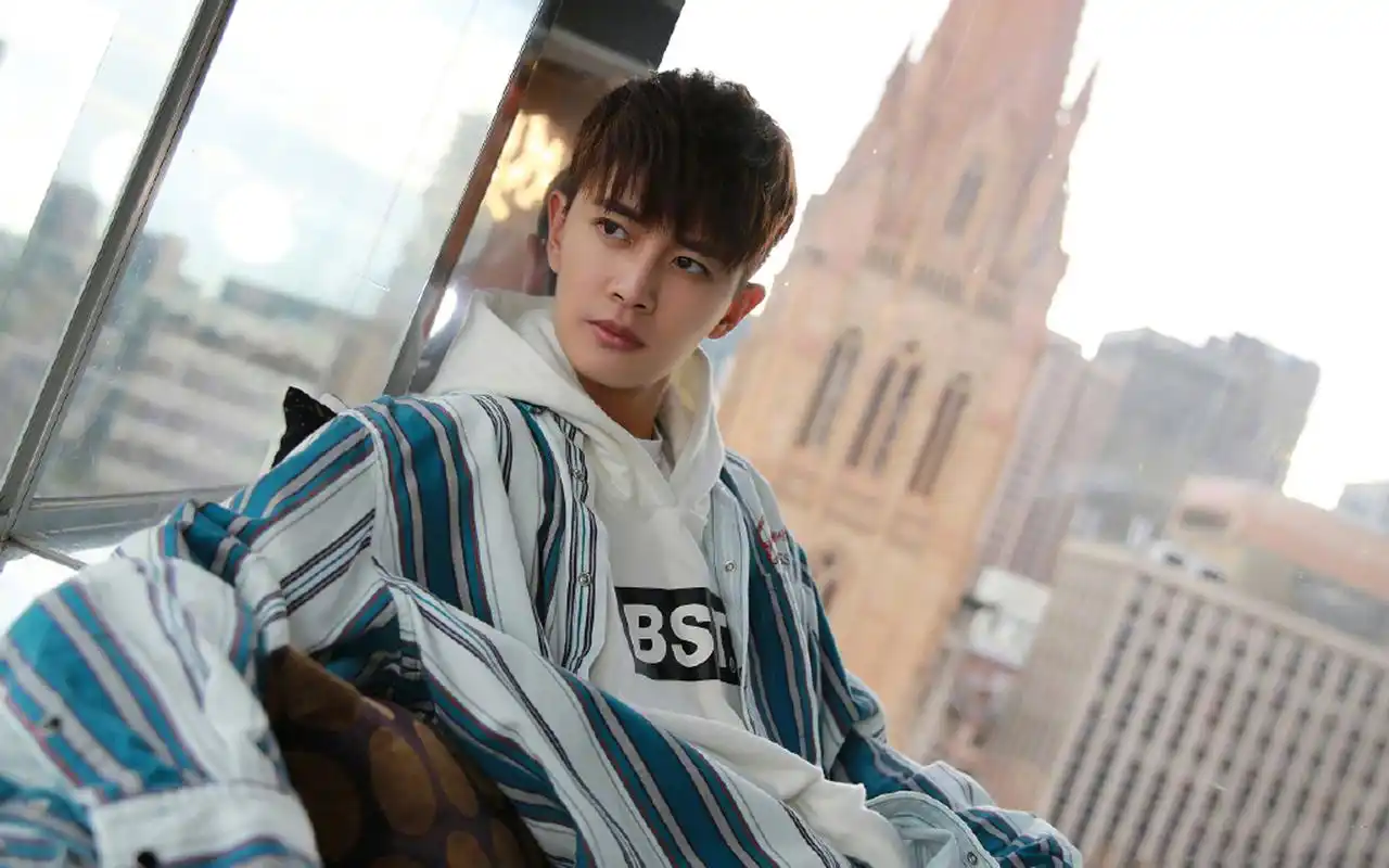 任嘉伦休闲帅气街拍图片电脑壁纸