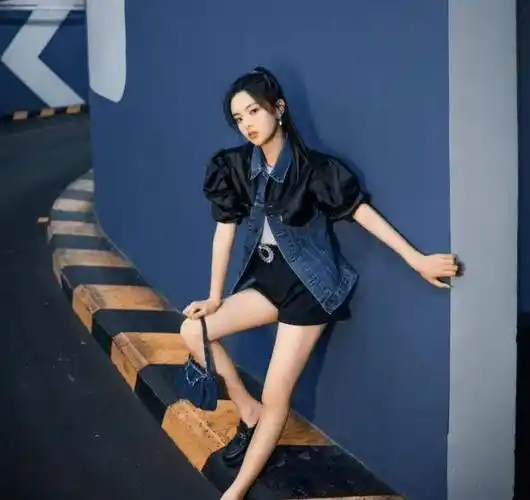 杨超越狂野一回,纸包牛仔裤缝短袖变身女战士!_时尚_女孩_女明星