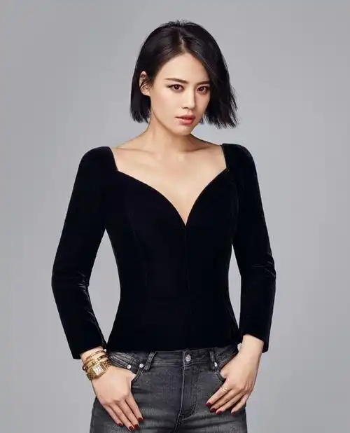 马思纯黑色深v上衣美图