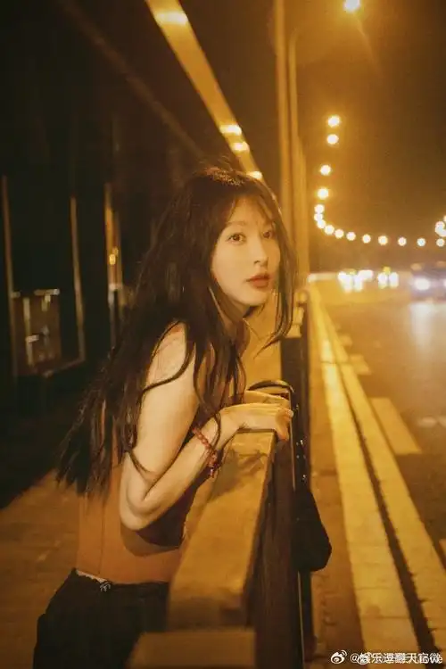 李菲儿夏末营业照##李菲儿黄色吊带黑裤##李菲儿