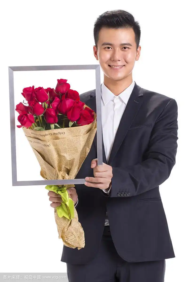 捧着玫瑰花的青年男人