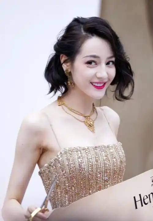 迪丽热巴金色抹胸鱼尾裙,明艳大方,优雅高贵,值得一看_星星_大海_星辰