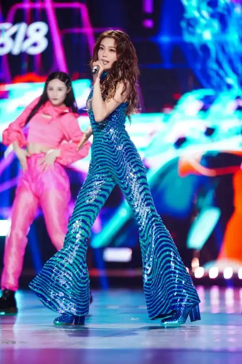 8月17日,容祖儿受邀出席湖南卫视新潮好物夜,一身条纹亮片连体裤造型