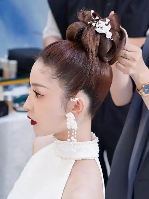 高级系适合旗袍的一款高盘花样发型
