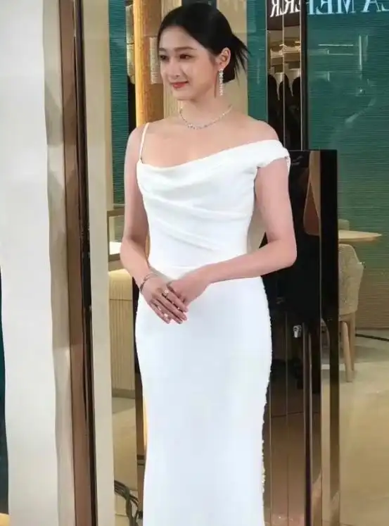 关晓彤怀孕传闻升级!不仅身材发胖,还刻意遮肚