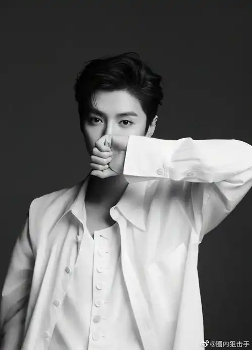 鹿晗白衬衫背头造型来了,简单干净的造型很好看,真的很帅呀!