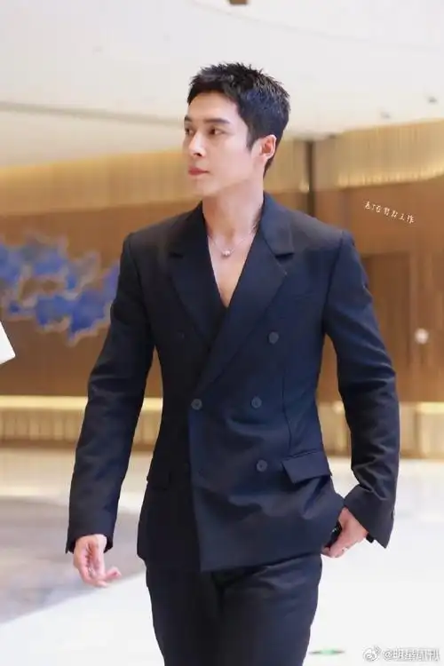 韩东君真空深v西装##韩东君黑色深v西装