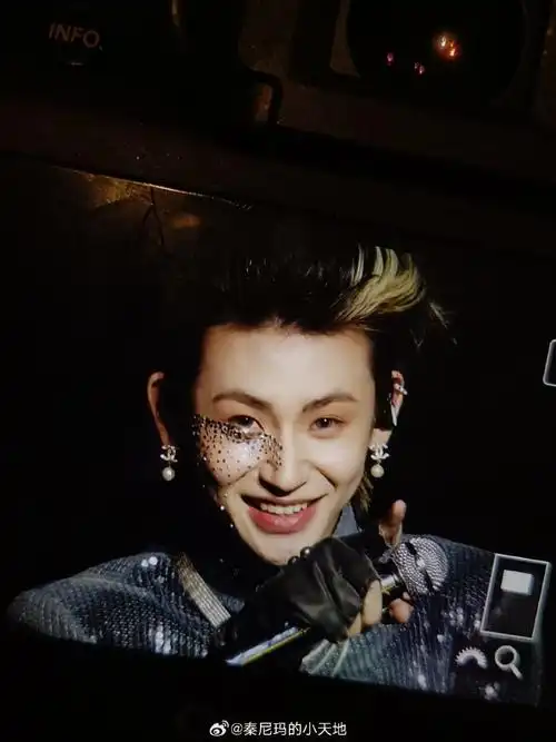 小鬼半面贴钻朋克妆