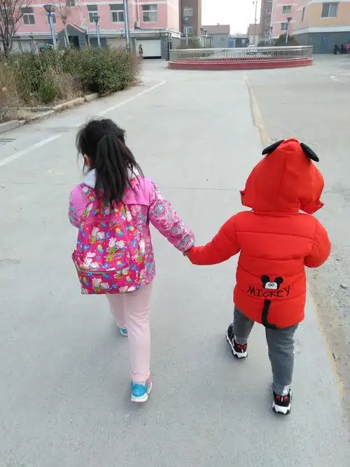 二年级三班石博涵为妈妈送 写美篇姐弟俩手牵手