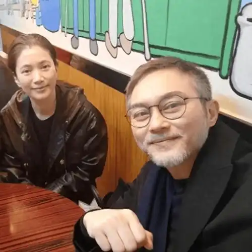 的身影,2023年大湾区晚会上,张智霖同陈小春,谢天华等合唱歌曲《真的