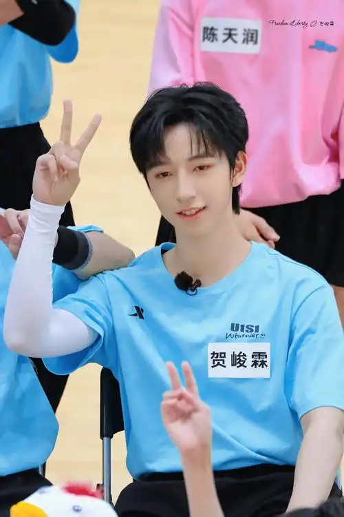 7.20 运动会//-小嗲精@时代少年团-贺峻霖#贺峻霖晒玩飞盘视频