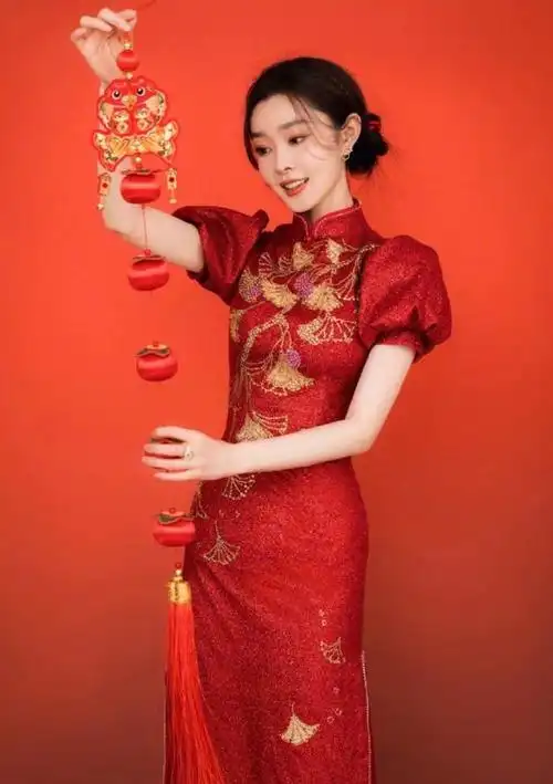 宋轶春晚旗袍造型太养眼!穿喜庆旗袍给网友拜年,笑容甜美气质好