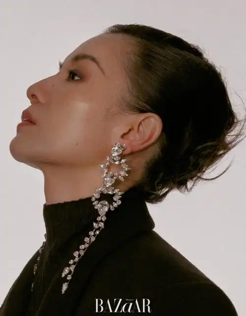 宋佳时尚芭莎八月刊封面大片眼神犀利气场强大2