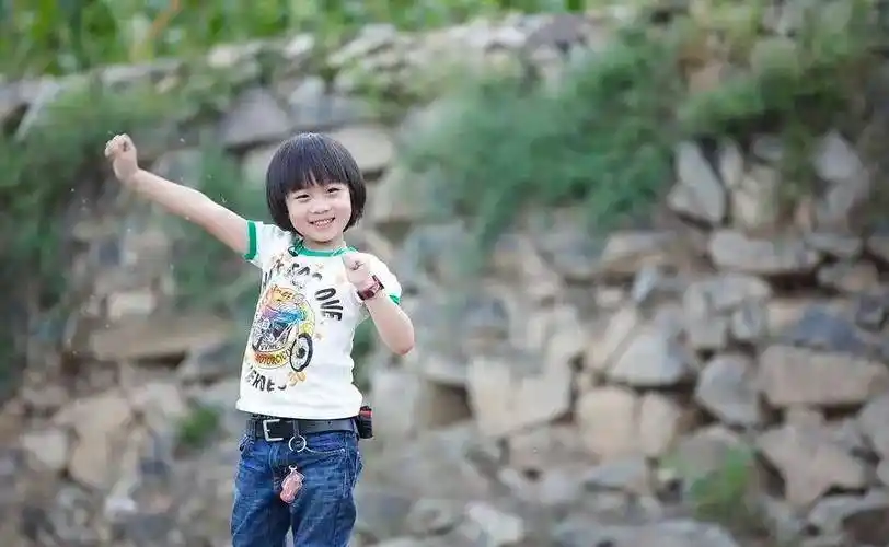 10岁kimi玩赛车动作娴熟,男子气十足和小时候判若两人_林志颖_照片