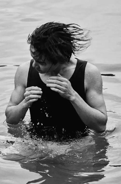 易烊千玺提名年度荣誉男演员##易烊千玺黑白寻踪大片##易烊千玺菰月