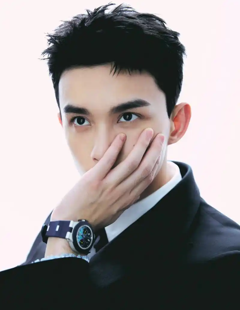 吴磊帅气正装写真