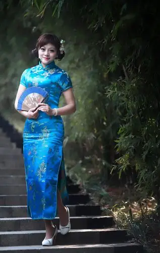 美景秀旗袍,风姿自然来! - 美篇