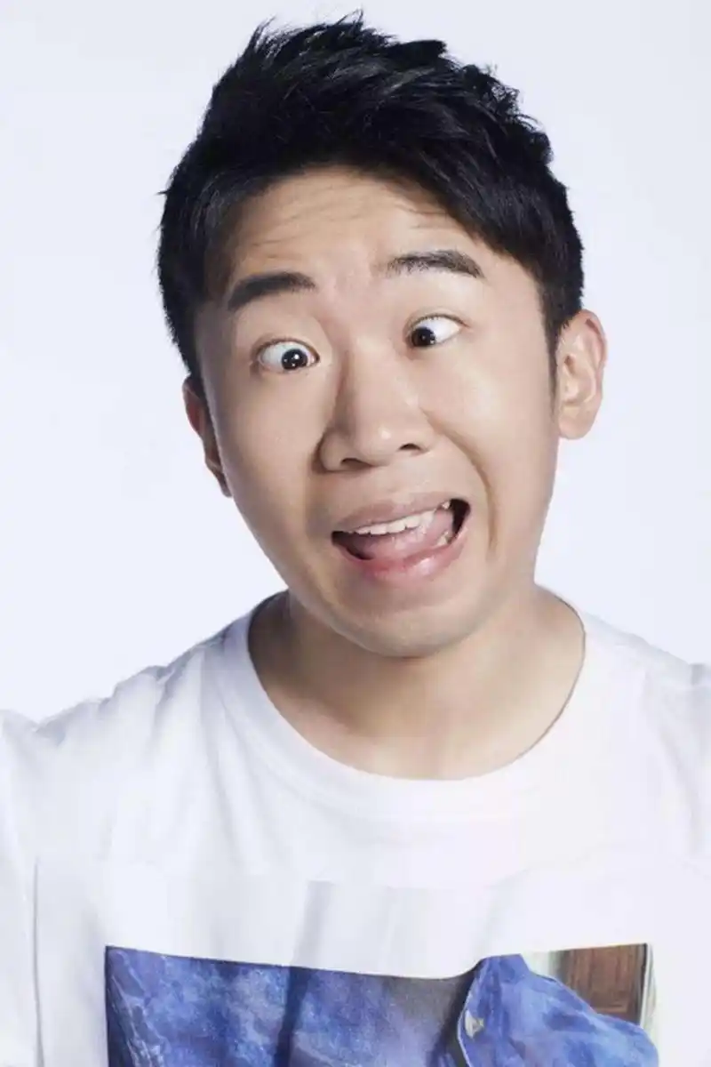 他的那点心眼就和他眼睛一样小,喜欢他的粉丝不要担心他被坑钱.