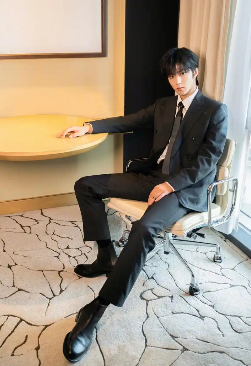 刘耀文这个肩膀,真的怀疑里面塞了个衣架子.