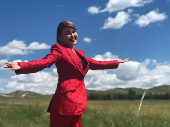 全国最美志愿者 学雷锋先进典型乌兰图雅走进锡林郭勒正镶白旗