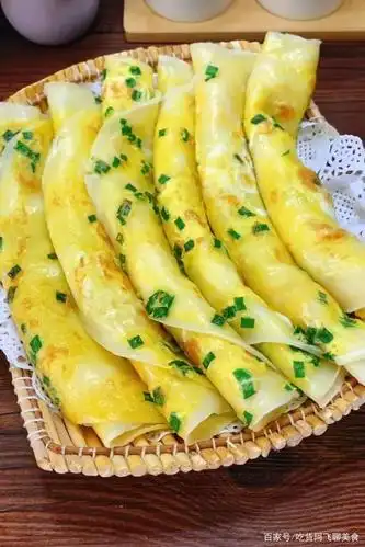 鸡蛋饼这样做,简单美味,小孩一下可以吃好几个