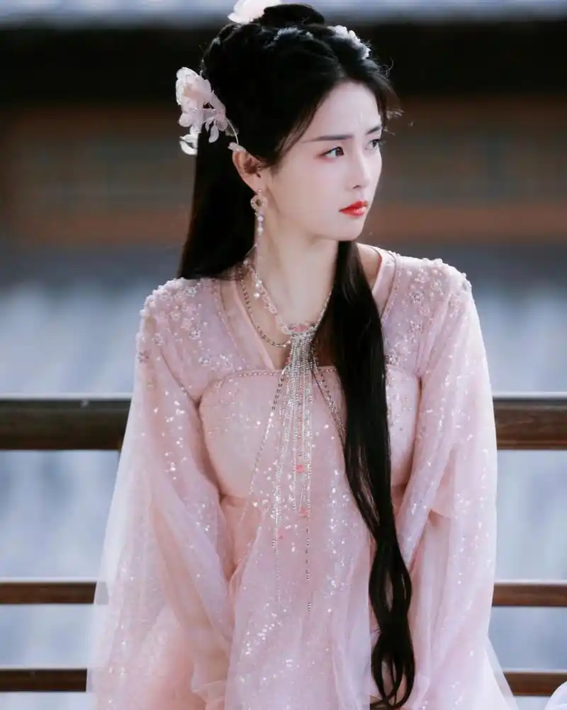 热播剧女明星白鹿近日在社交平台上分享了一组令人惊艳的照片.