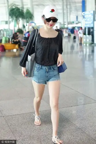 辣妈霍思燕热裤秀美腿 皮肤白到发亮