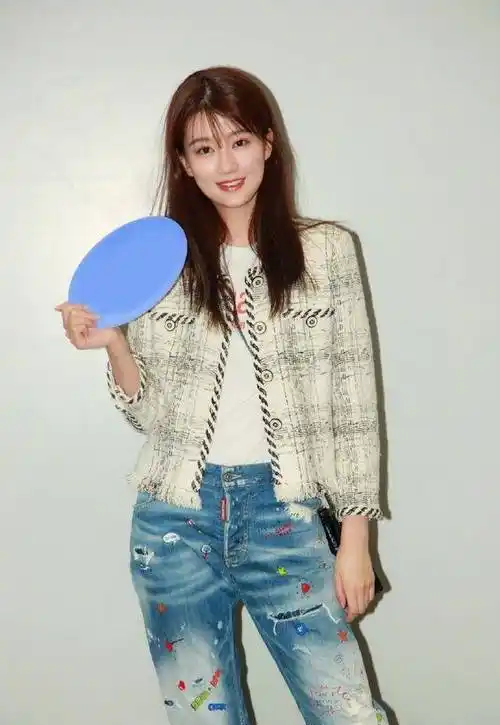 近日,乔欣现身某机场,此次是受邀前往巴塞尔观展,她身穿一件香奈儿的