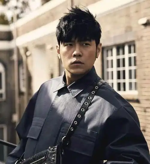 与昆凌结婚后育有1子2女的周杰伦(周董),在相隔6年后今年推出了自己的