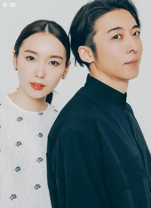 相差17岁的两人于2022年被曝正在交往,交往的契机为共演的电视剧