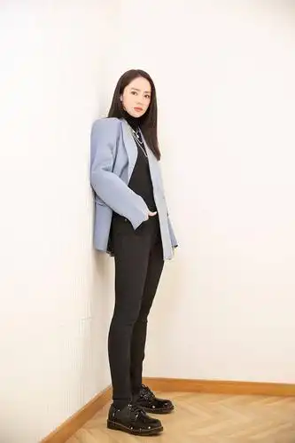 董璇极简黑白穿搭精致简约 色彩交叠间的一点蓝碰撞出不同时尚感