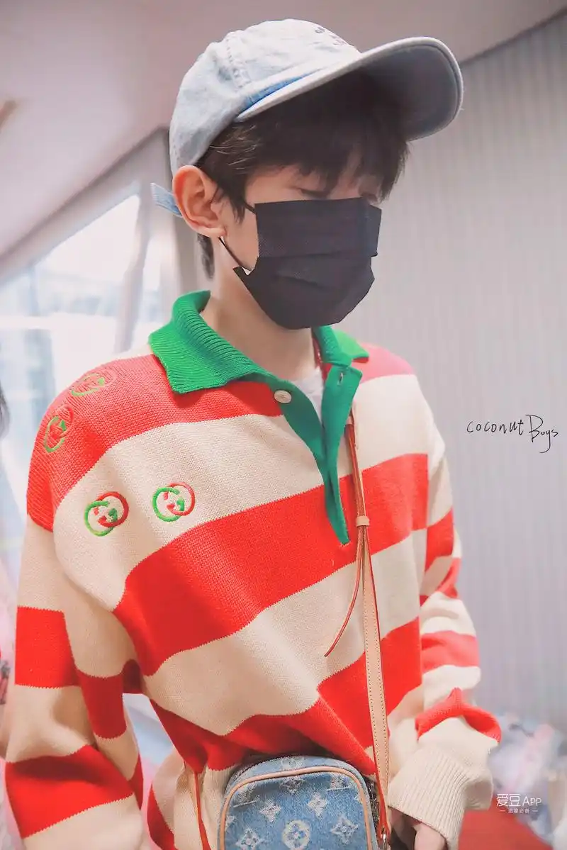 王源现身北京机场飞重庆 草莓味的牛奶源散发可爱