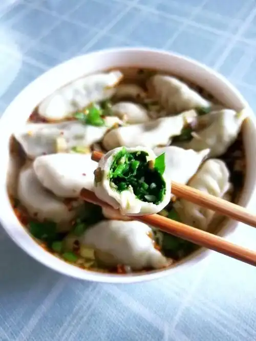 9,饺子煮好了,迫不及待地端上桌,开始饕餮.