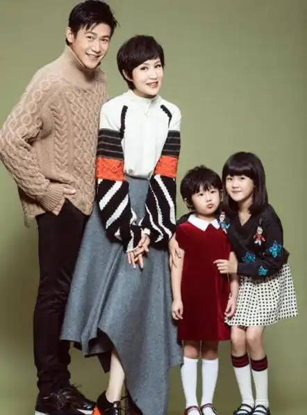 陆毅鲍蕾真幸福两个女儿很可爱完美继承了爸爸妈妈高颜值