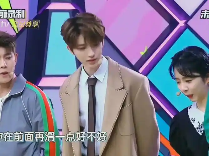 蔡徐坤谭松韵快本超时营业中三个眼神短暂看出了cp感啊