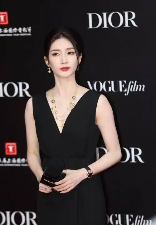 惊艳时尚界!江疏影黑色v领礼服桾展示独特个性风格_连衣裙_项链_夫人