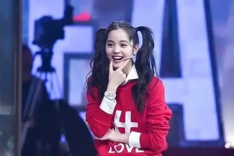 除此之外,欧阳娜娜还曾参加过《演员的诞生》《王牌对王牌》《乐队的