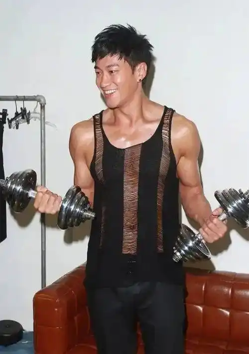 同时也在纷纷大赞何润东身材