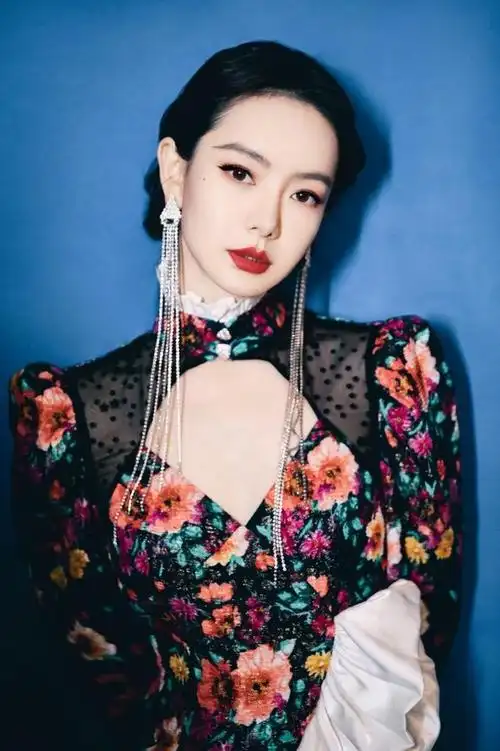 戚薇在老公面前也奔放!旗袍这么短,辣妈身材看了心跳加速