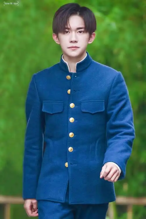 要命!易烊千玺穿着军装边走边解扣!而且是单手操作,太a了!